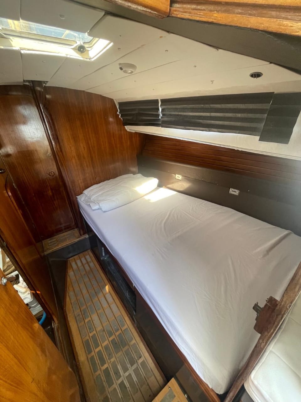 Floating nights in a Sailboat Docked boat in Lisbon District