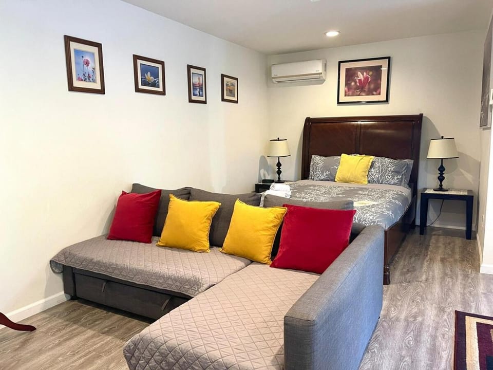 Poolside Casita near Walking Path- Fast WIFI - AC House in Reseda