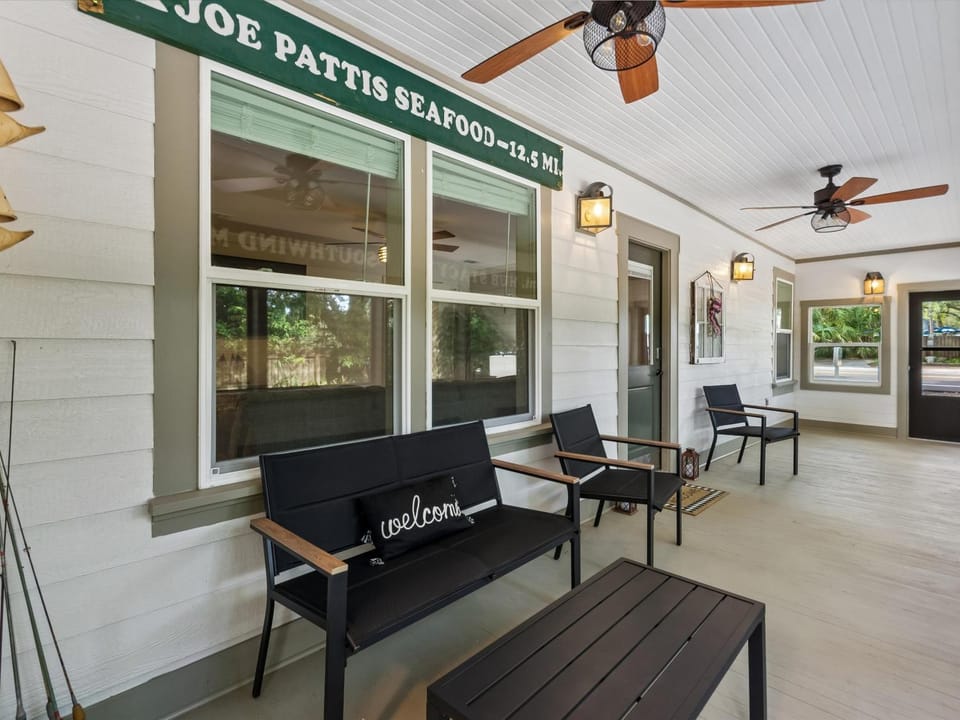Nearby landmark, Facade/entrance, Seating area, furniture