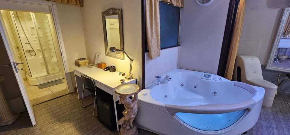 Love Suite JACUZZI Apartment in Bologna