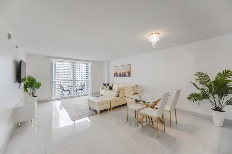 Beautiful Brickell Condo with Balcony and Free Parking Apartment in Brickell