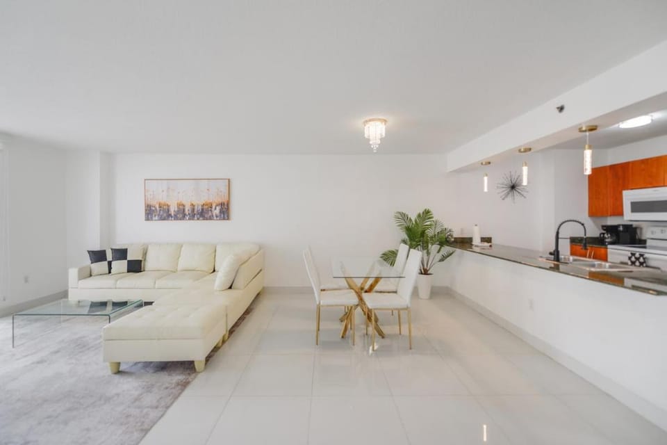 Beautiful Brickell Condo with Balcony and Free Parking Apartment in Brickell