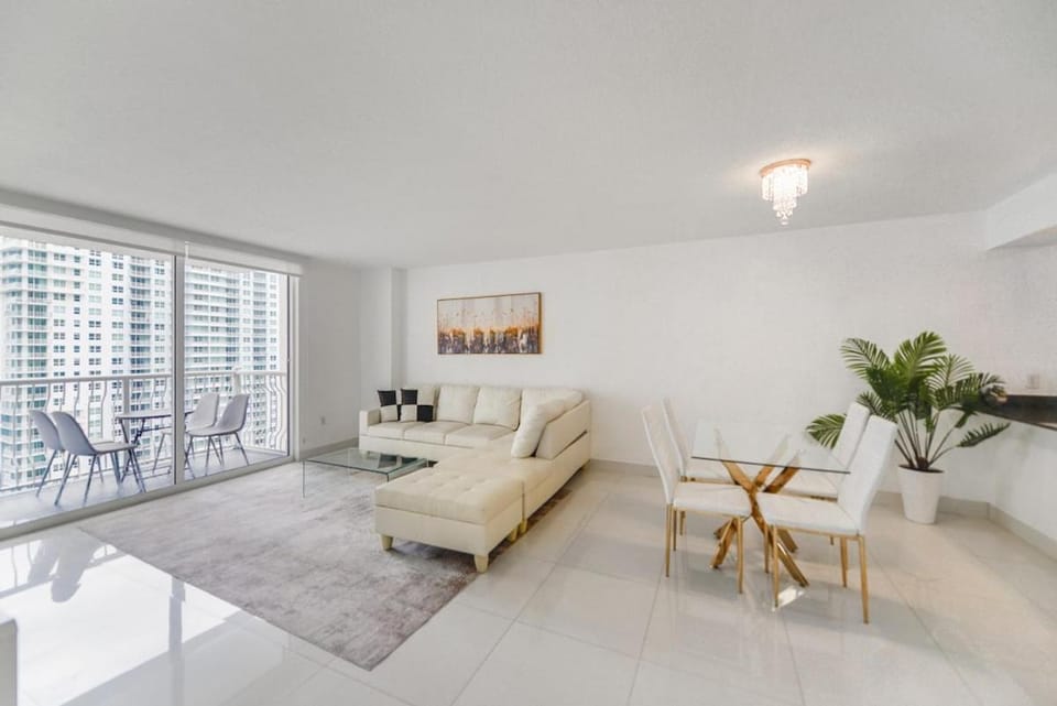 Beautiful Brickell Condo with Balcony and Free Parking Apartment in Brickell