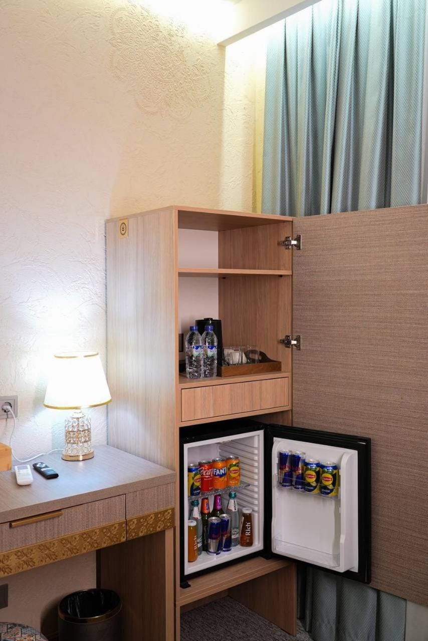Kitchen or kitchenette, minibar