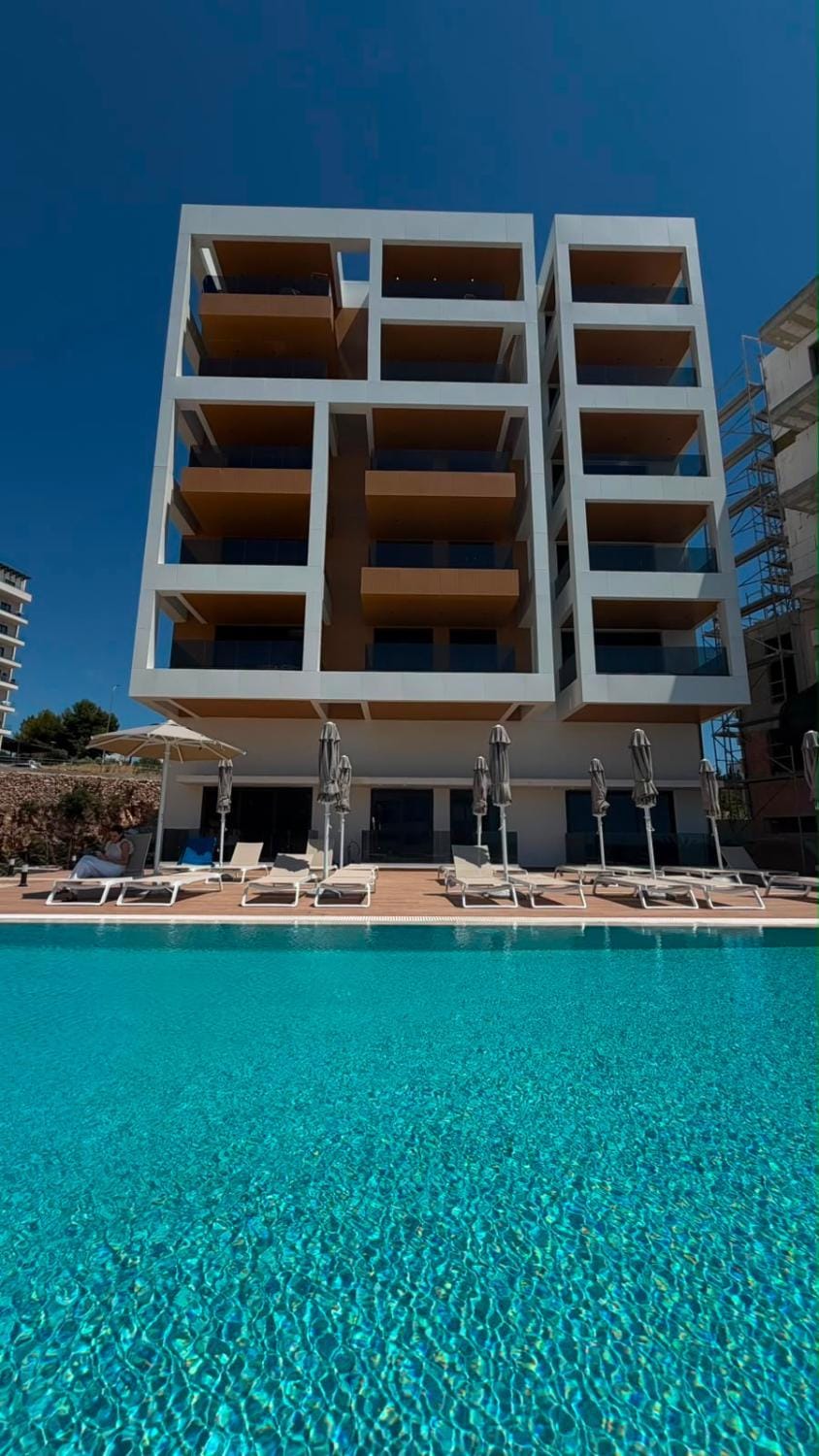 Property building, Day, Pool view, Swimming pool, Swimming pool, sunbed