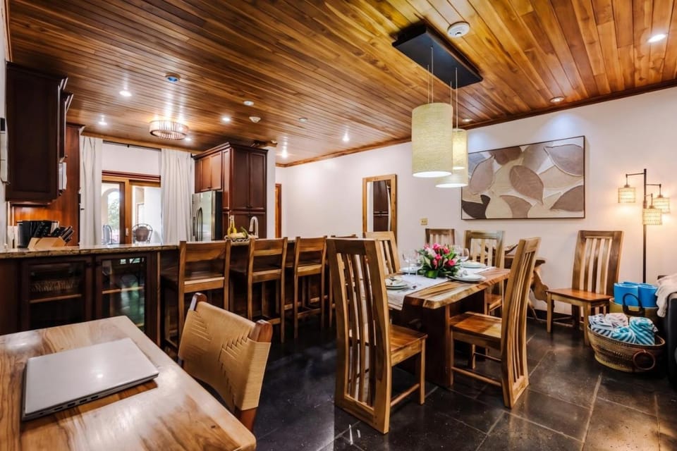 ESQ8 Elegant 3BR Villa Langosta Beach Club Access, Pool and Walk to Beach House in Playa Langosta