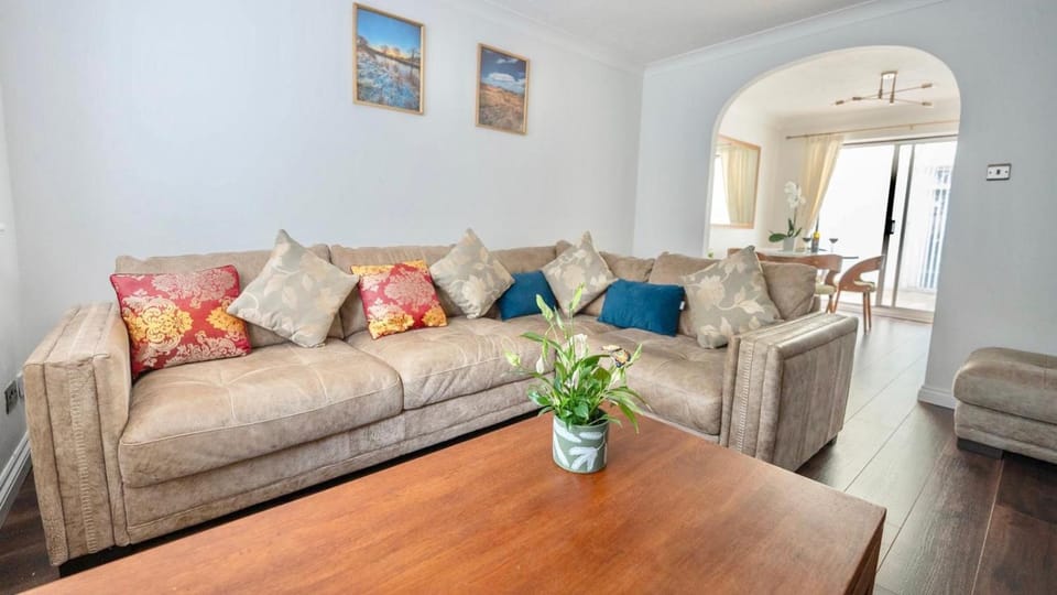 Blorenge View House-Modern Spacious 3-Bedroom - Private parking House in Abergavenny