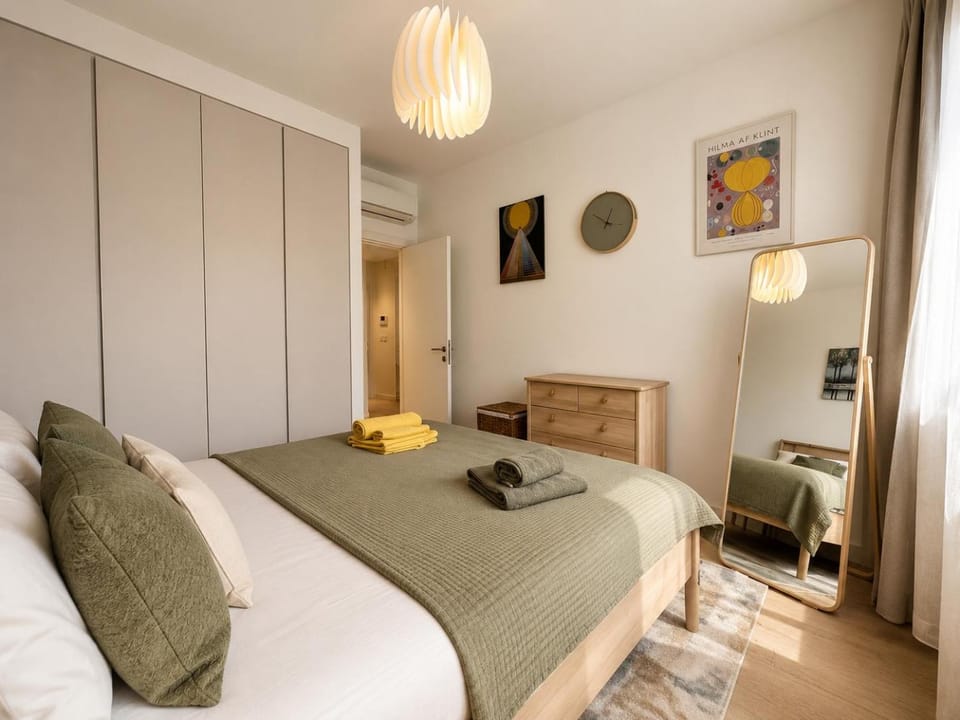 Bed, Living room, Photo of the whole room, Seating area, Bedroom, towels, wardrobe