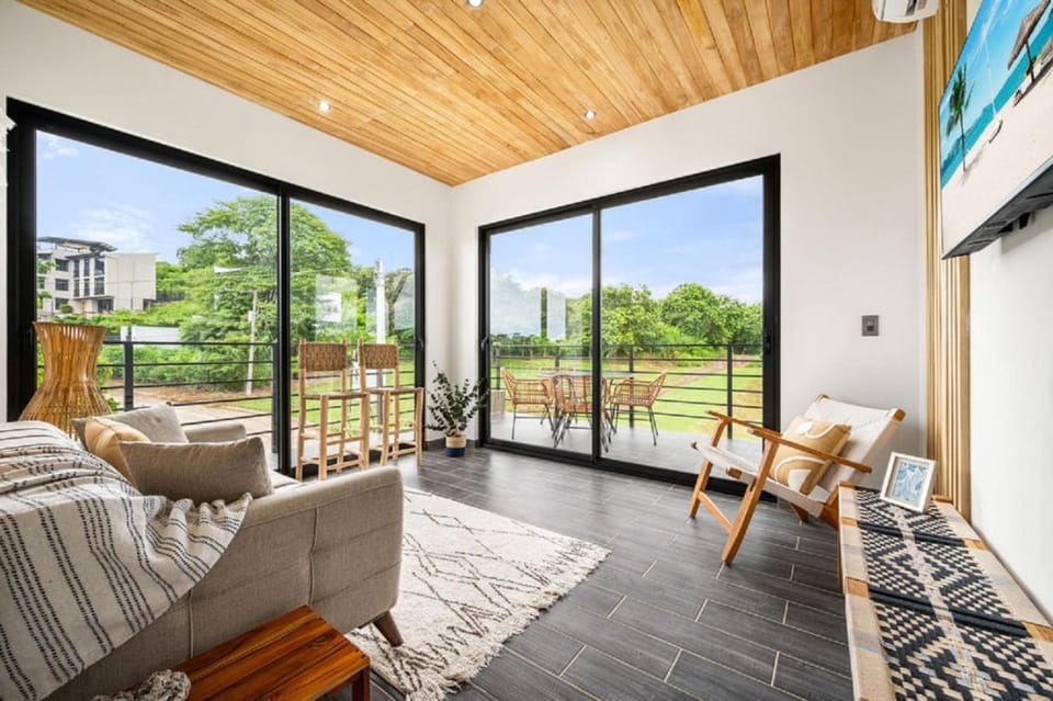 TH5 Peaceful Surf Retreat Walk to Beach and Town House in Tamarindo