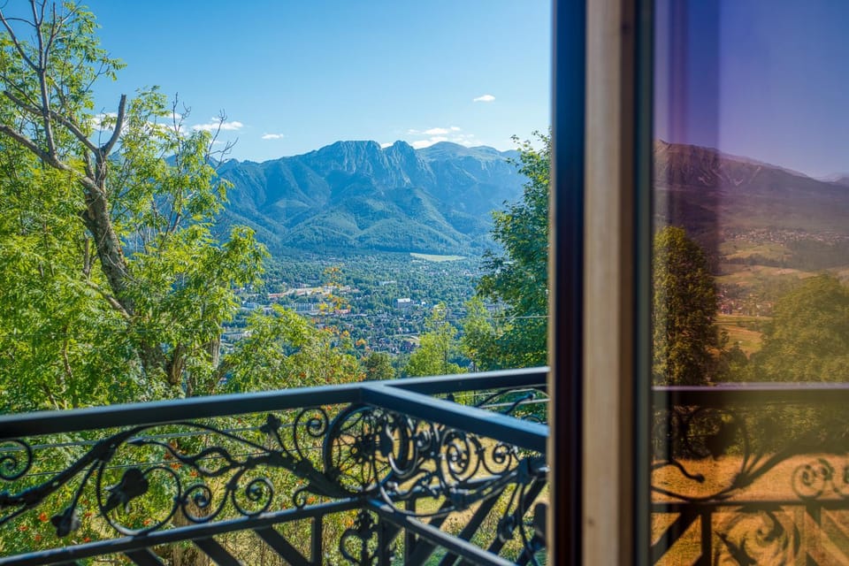 Nearby landmark, Day, Natural landscape, View (from property/room), Balcony/Terrace, Mountain view
