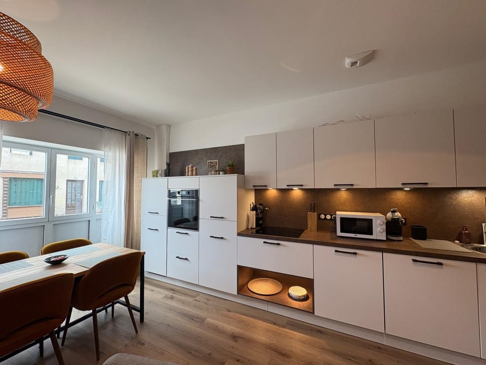 Kitchen or kitchenette, dishwasher, stove