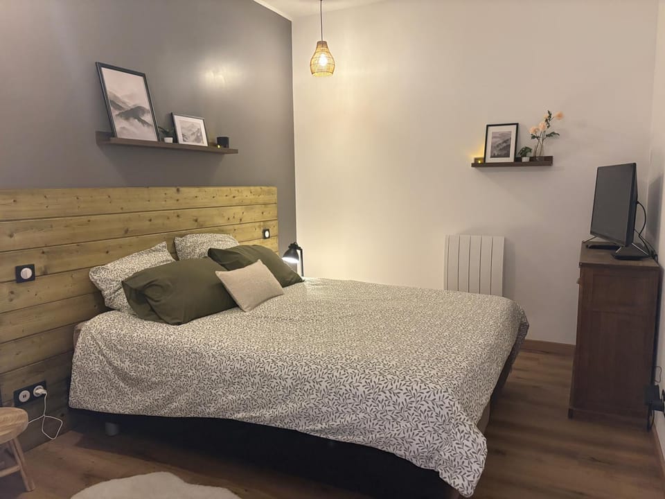 Photo of the whole room, Bedroom