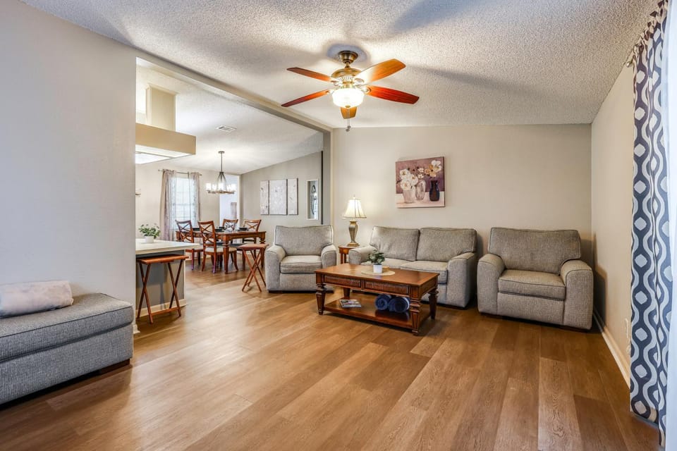 Yard & Screened Porch! Villages Escape House in Lady Lake