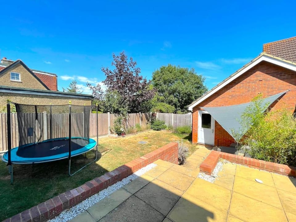 Coastal 3-Bed Home, Sleeps 6 House in Borough of Swale