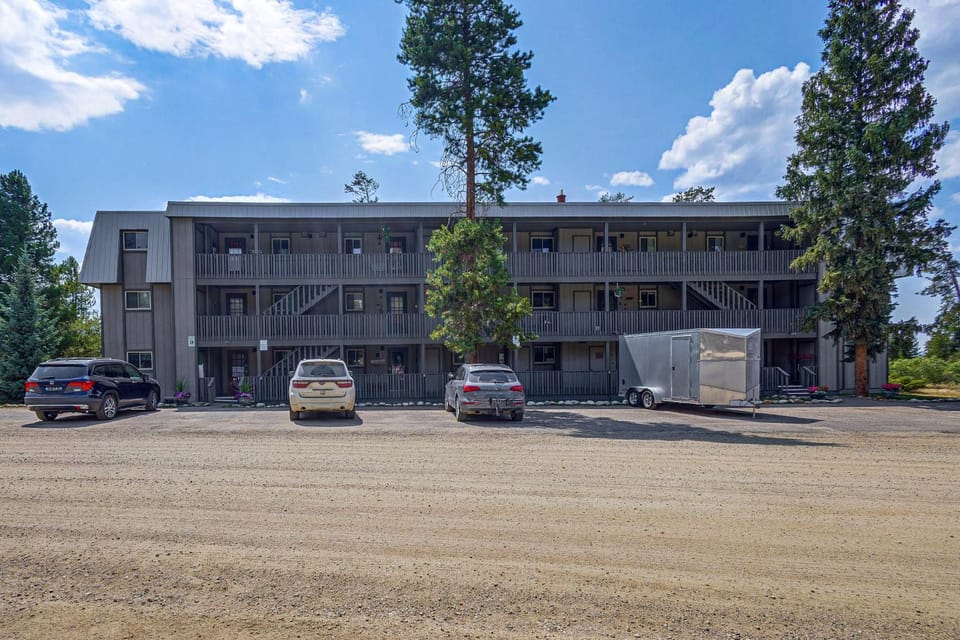 Condo Steps to Shuttle, Fraser River Trails & Pool House in Fraser