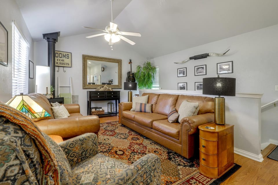 Cozy Gatlinburg Townhome w/ Deck in Arts District House in Gatlinburg