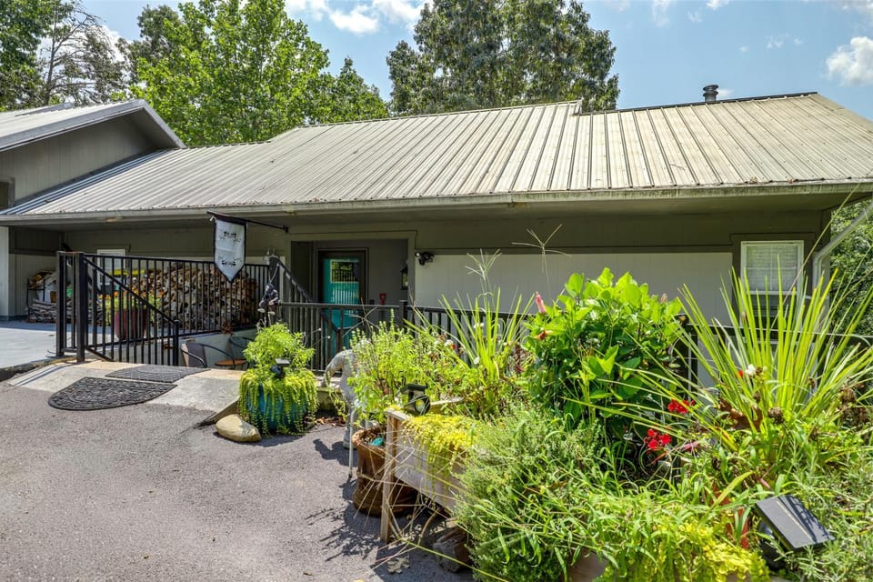 Cozy Gatlinburg Townhome w/ Deck in Arts District House in Gatlinburg