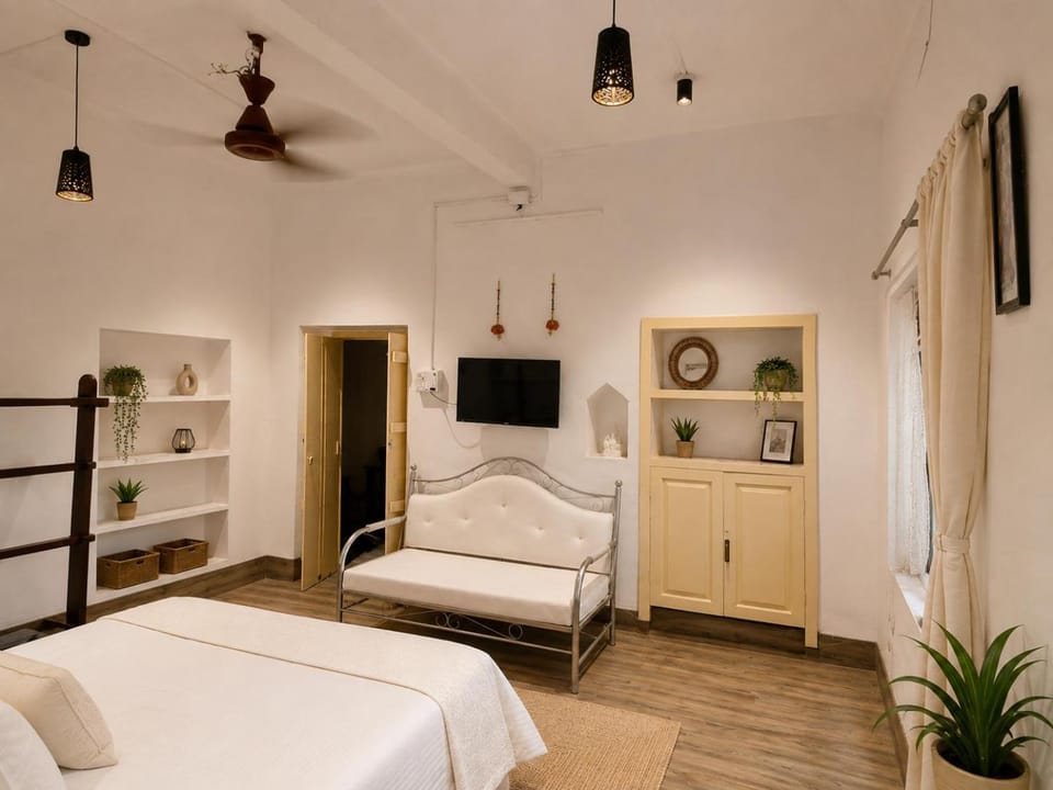 Bed, TV and multimedia, Photo of the whole room, Bedroom
