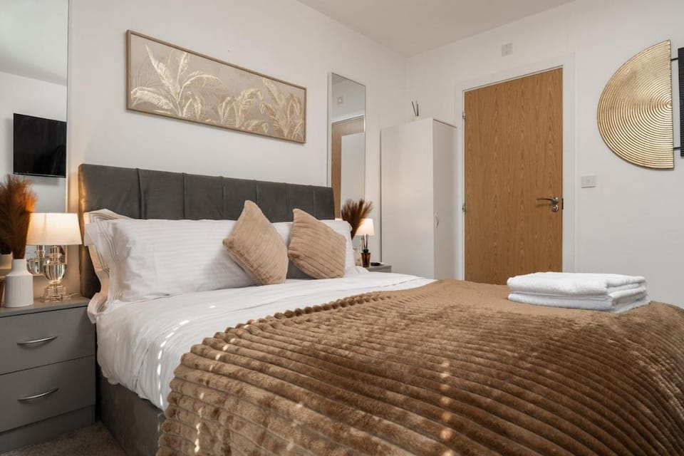Bed, TV and multimedia, Bedroom