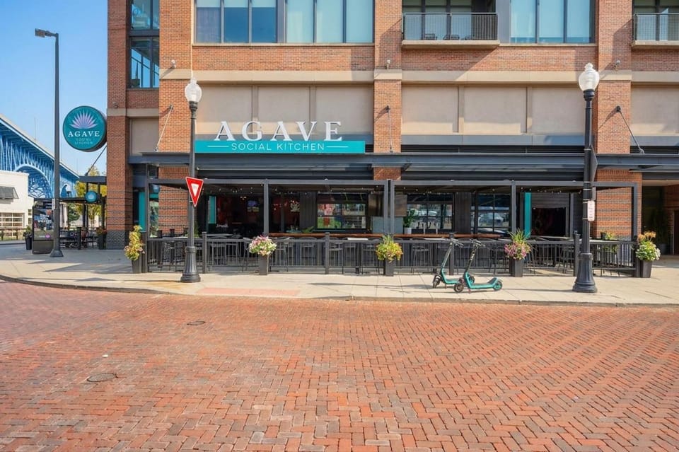 Flats DT Balcony Covered Parking Dog Park Apartment in Ohio City