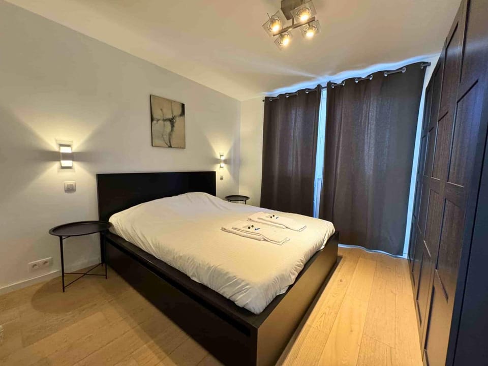 Bed, Photo of the whole room, Bedroom, towels, wardrobe