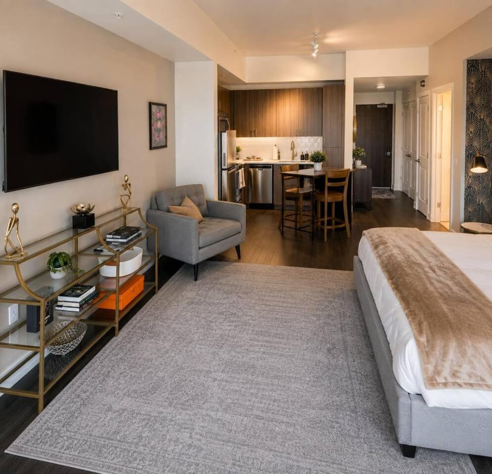 Mountain Views - Rooftop Pool and hot Tub - Lux Apartment in Cherry Creek