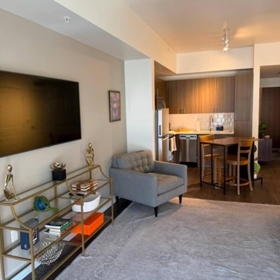 Mountain Views - Rooftop Pool and hot Tub - Lux Apartment in Cherry Creek