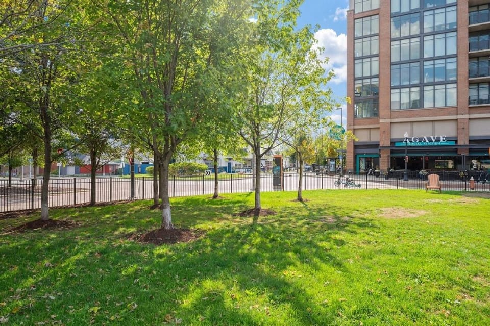 Flats DT Balcony Dog Park On-site Parking Apartment in Ohio City