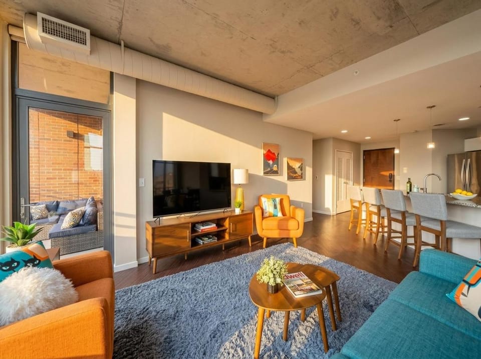 Flats DT Balcony Dog Park On-site Parking Apartment in Ohio City