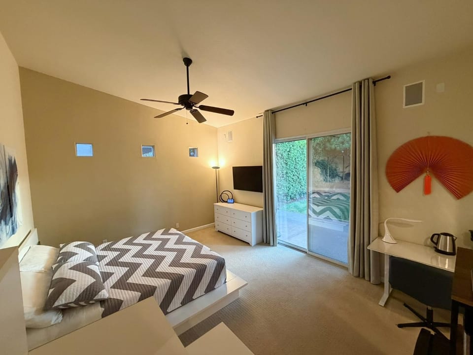 Bed, TV and multimedia, Photo of the whole room, Bedroom