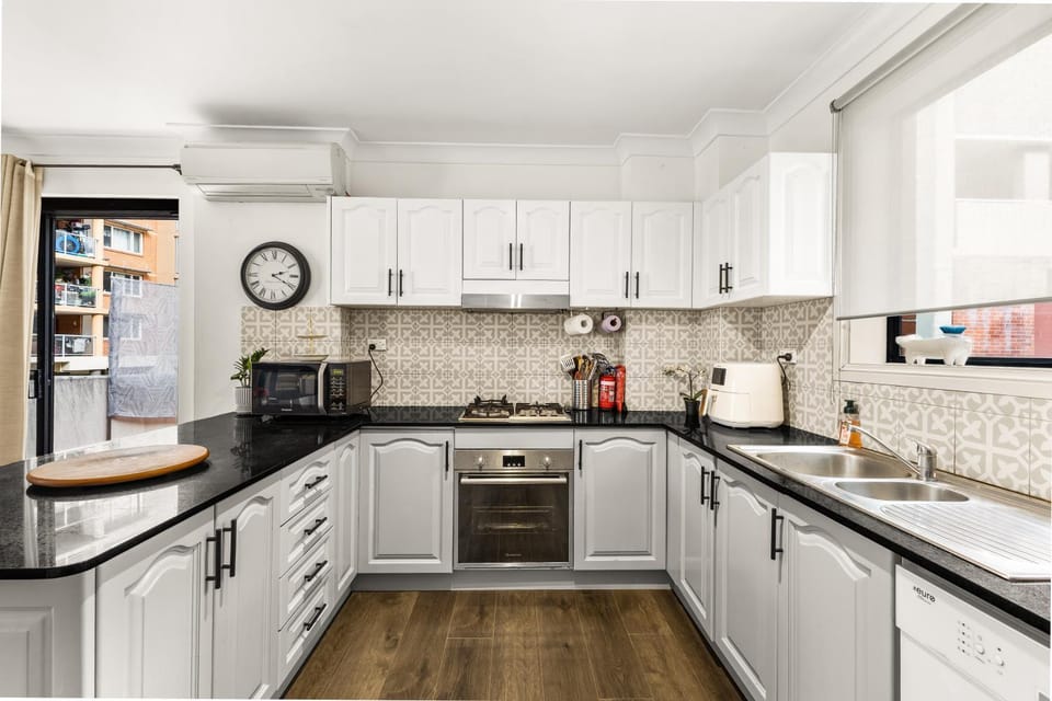 Coffee/tea facilities, Kitchen or kitchenette, dishwasher, oven, stove, toaster, air conditioner