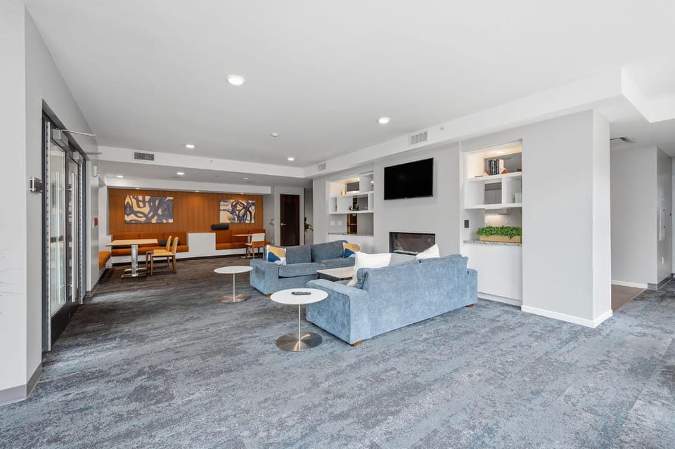 Riverfront DT Flats Balcony Dog Park Parking Apartment in Ohio City