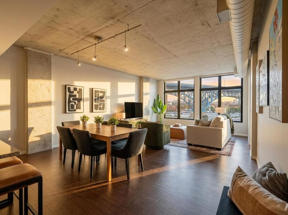 Riverfront DT Flats Balcony Dog Park Parking Apartment in Ohio City