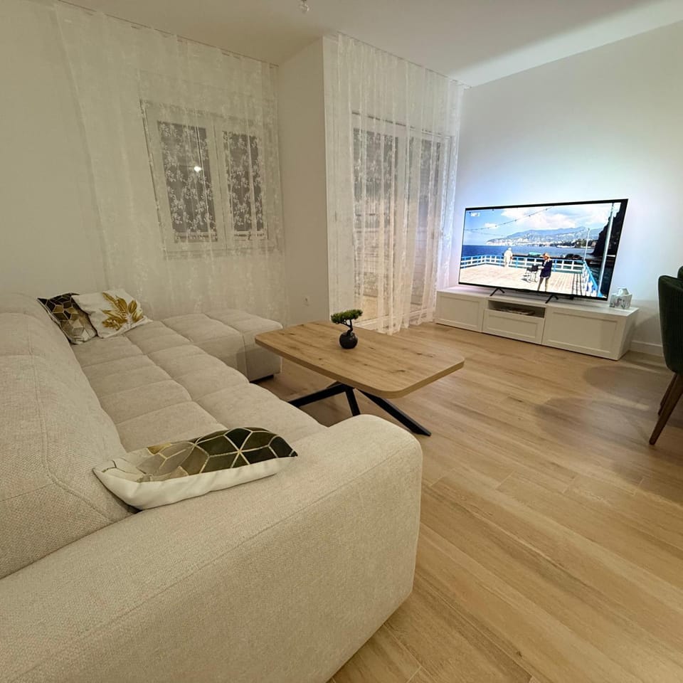 Communal lounge/ TV room, TV and multimedia, Living room, Seating area