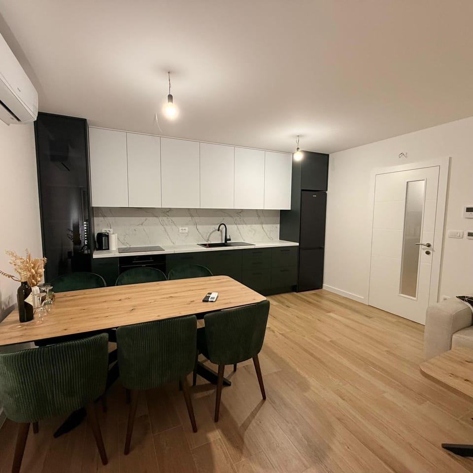 Kitchen or kitchenette, Dining area, stove