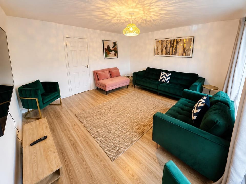 Communal lounge/ TV room, TV and multimedia, Living room, Seating area