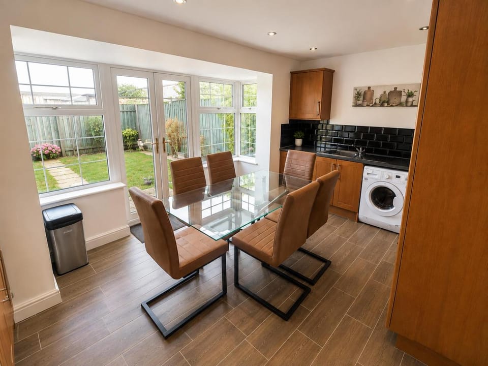 Kitchen or kitchenette, Dining area, Garden view, dishwasher, microwave, oven, stove, toaster, washing machine, kitchen