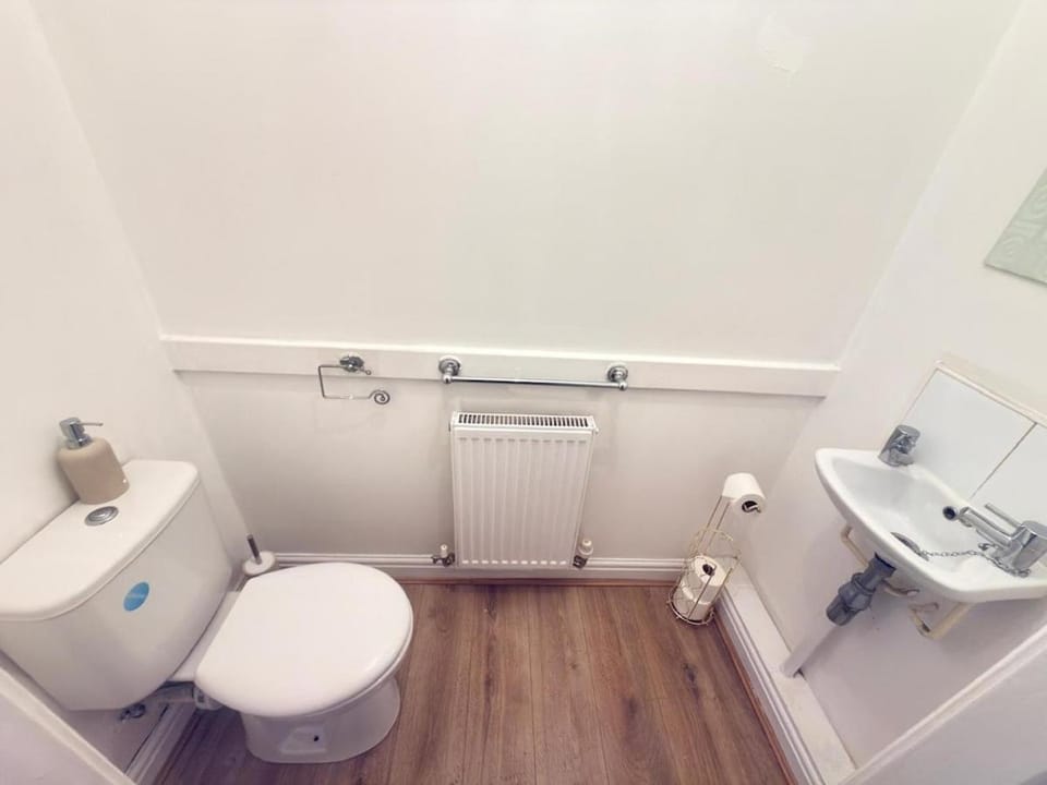 Toilet, Bathroom, heating, towels