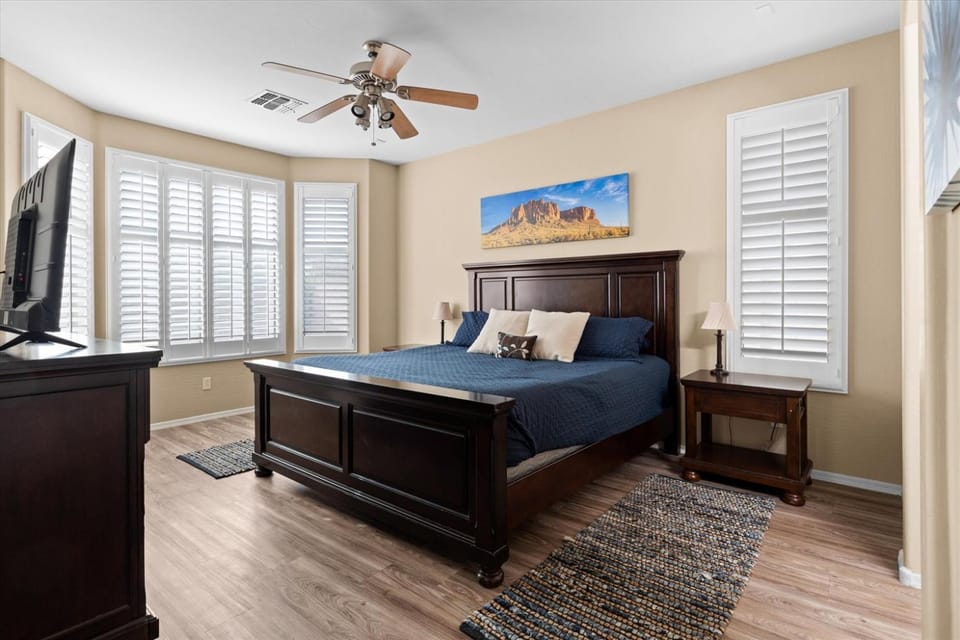 4-BR Home with a Private Heated Pool House in Glendale