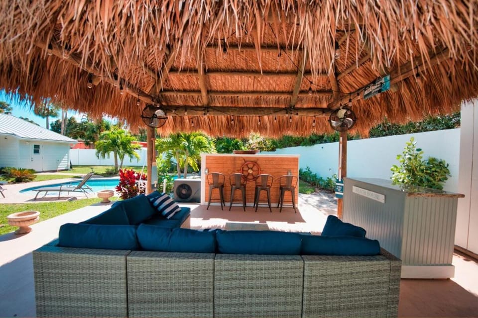 Delray Oasis Villa Heated Pool Tiki Bar 4 Kings House in Gulf Stream