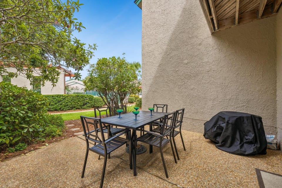 Patio, Day, Dining area