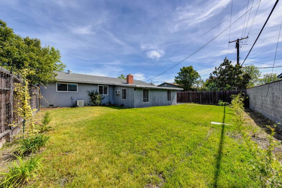 Pool Table! Spacious Home, 8 Mi to Dtwn Commons House in Sacramento
