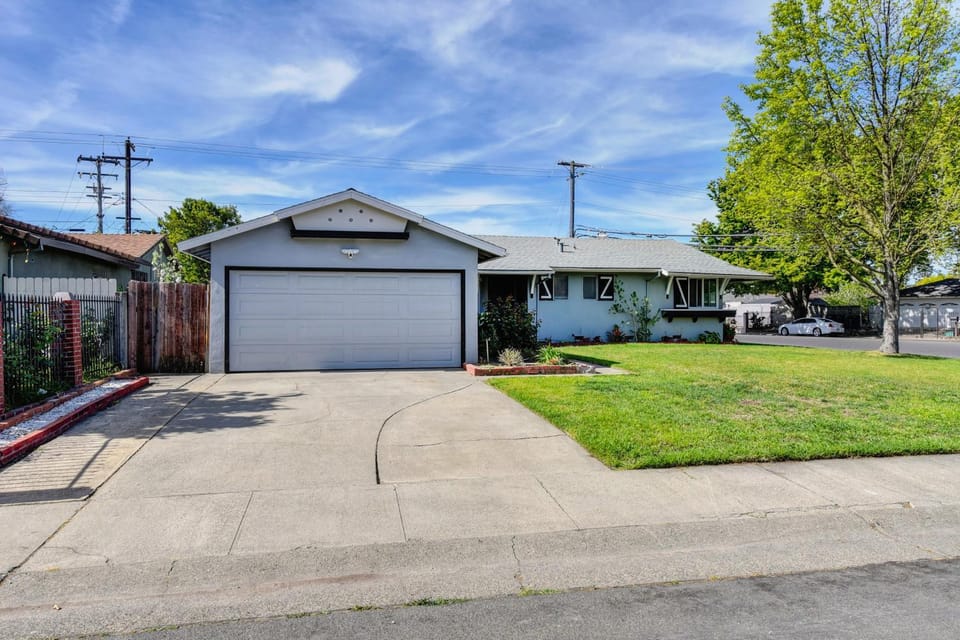 Pool Table! Spacious Home, 8 Mi to Dtwn Commons House in Sacramento