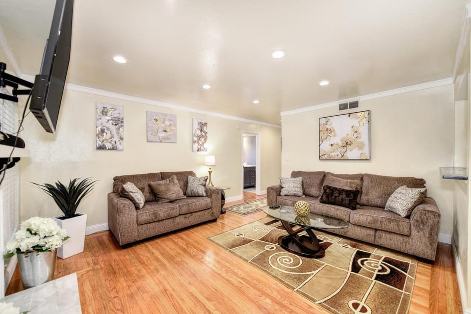 Pool Table! Spacious Home, 8 Mi to Dtwn Commons House in Sacramento