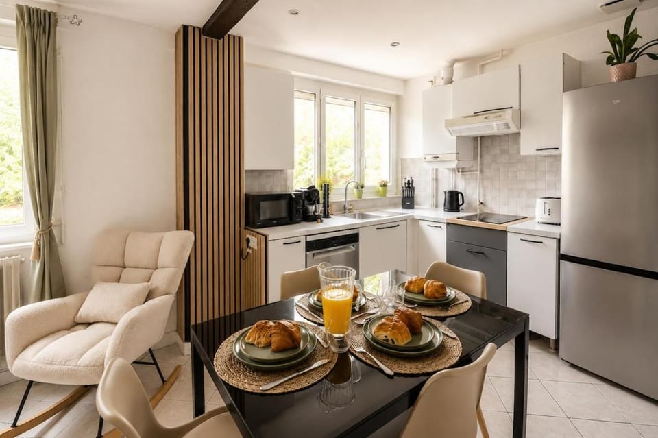 Coffee/tea facilities, Kitchen or kitchenette, Dining area, stove, toaster
