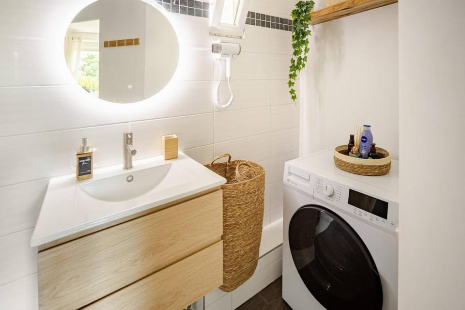 Bathroom, towels, washing machine