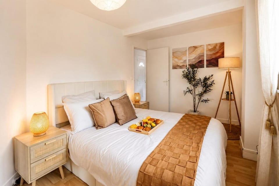Bed, Photo of the whole room, Bedroom