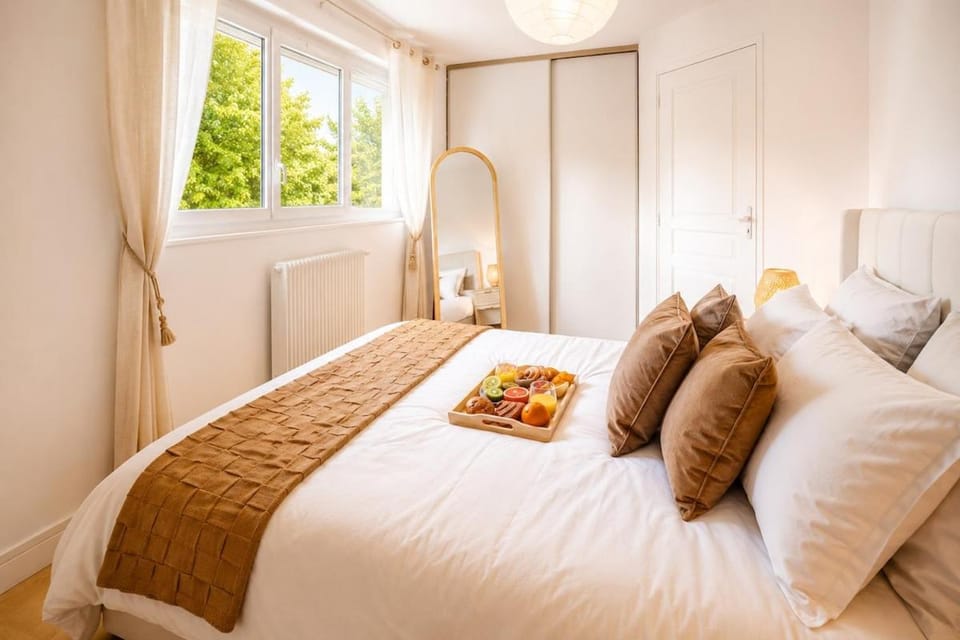 Bed, Photo of the whole room, Bedroom, wardrobe