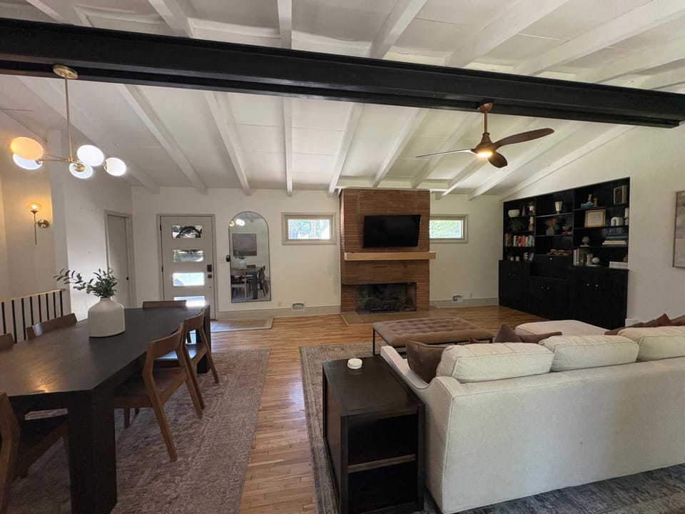 TV and multimedia, Living room, Seating area, Dining area, fireplace