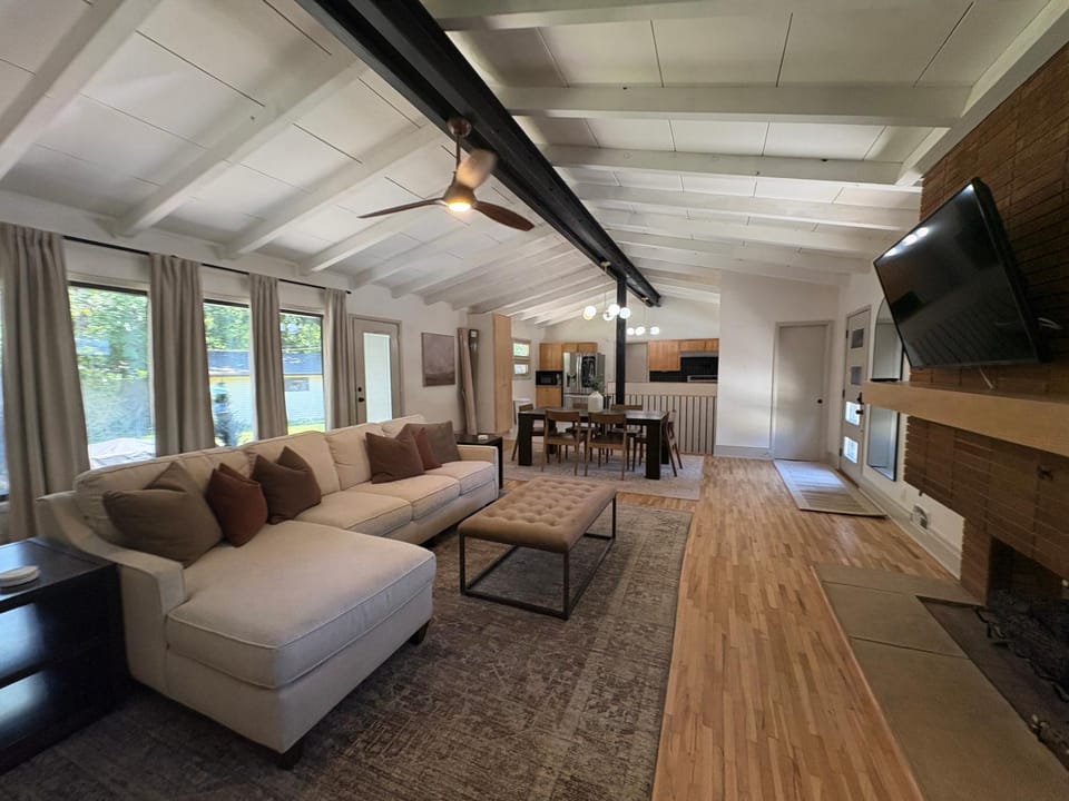TV and multimedia, Kitchen or kitchenette, Living room, Seating area, Dining area, fireplace